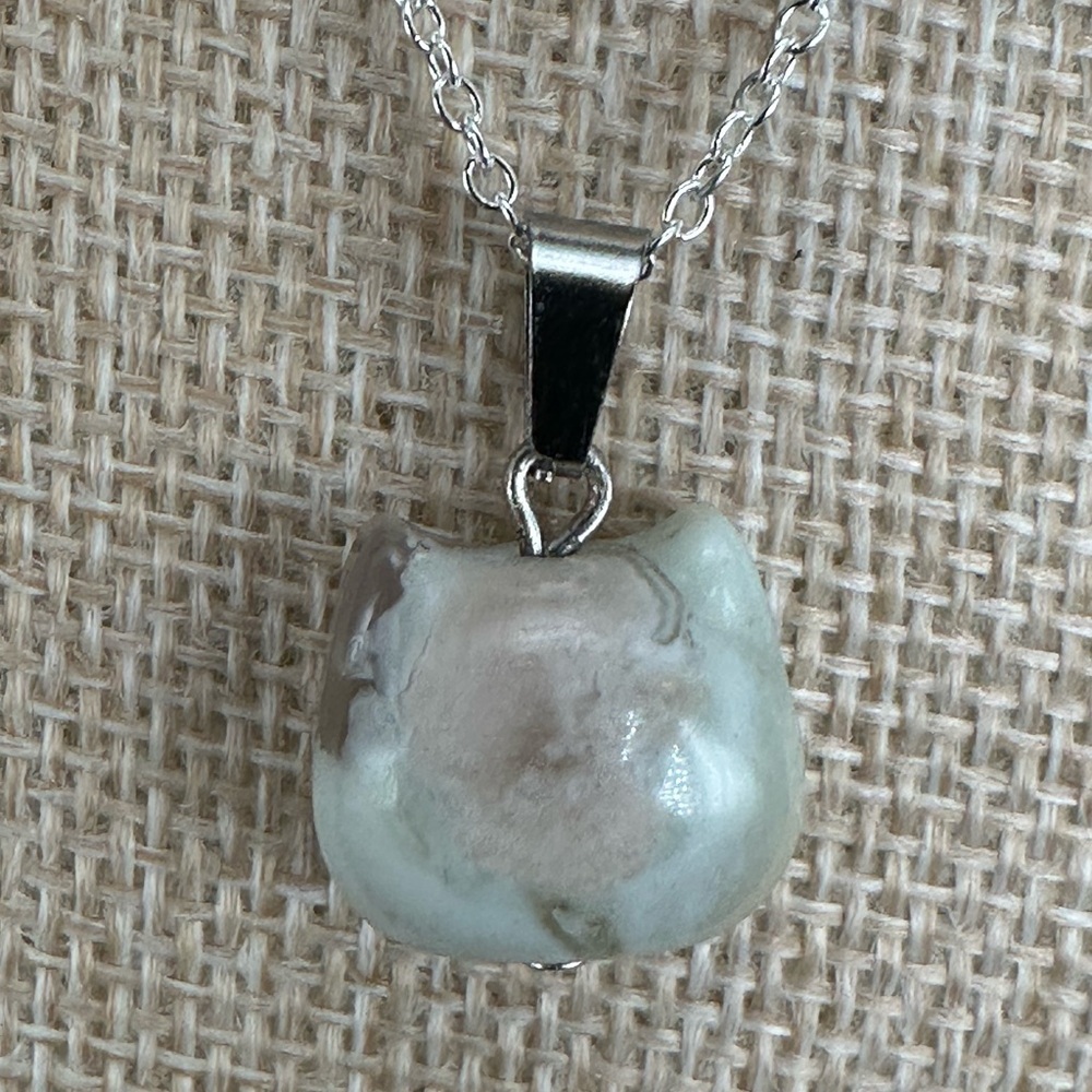 Green Flower Agate Cat Head Bead Pendant on Silver Box Chain - Picture 7 of 12